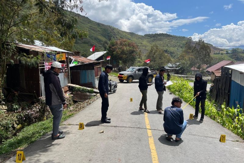Rekonstruksi Penembakan Brigpol Ronal Enok: Satgas Damai Cartenz Olah TKP, Pelaku Ditangkap
