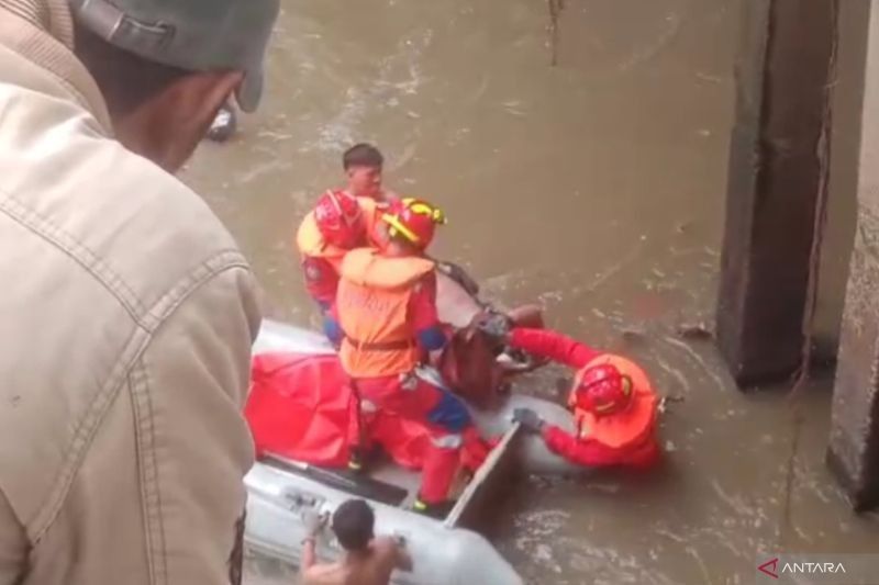 Mengejutkan! Gulkarmat Jaktim Berhasil Evakuasi Mayat Pria Tanpa Identitas Mengambang di Kali Ciliwung