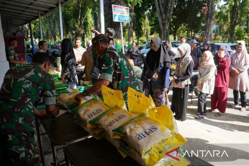 TNI dan Bulog Bersinergi di 27 Kecamatan Sumenep: Gerakan Pangan Murah Hadirkan Beras Terjangkau