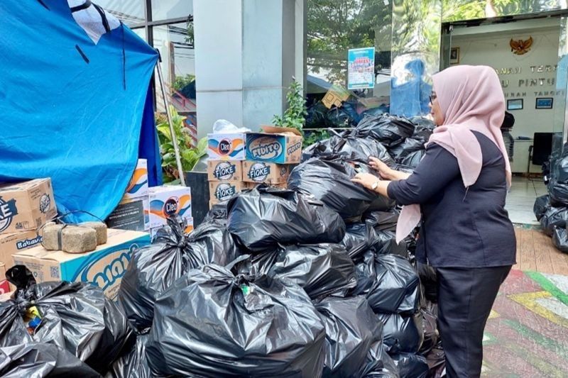Fakta Unik: 1.200 Paket Sembako Disalurkan Bertahap untuk Penyintas Kebakaran Tangki Jakarta Barat
