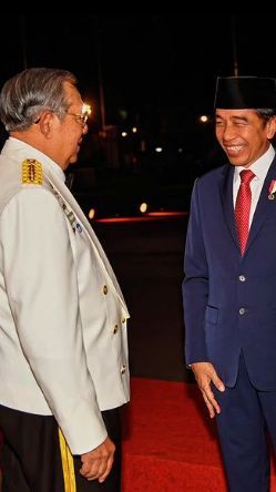 Momen Hangat Penuh Tawa Jokowi, SBY dan Prabowo Hadiri Parade Senja HUT TNI