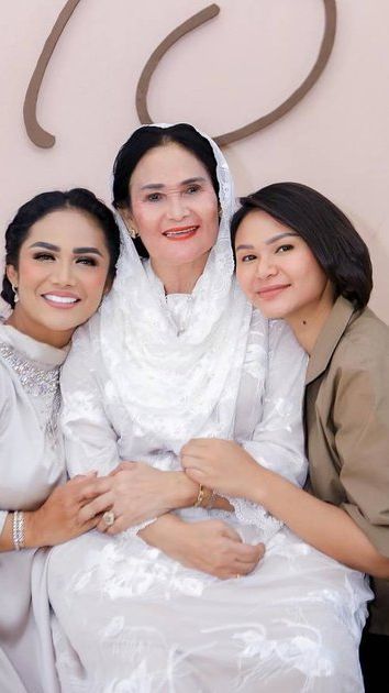 Mulan Jameela Hingga Iis Dahlia, 8 Foto Perayaan Ulang Tahun ke-73 Rochma Widadiningsih