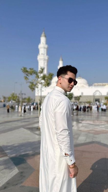 Gamis dan Sorban Saat Umrah, 12 Foto Gagah Verrell Bramasta Bak Keluarga Istana