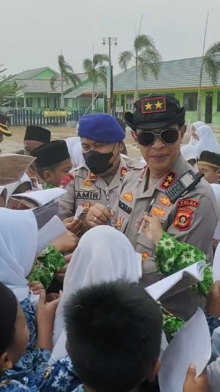 Jenderal Bintang Dua Diserbu Pelajar Hingga Emak-Emak, Pegang Tongkat Komando Ini Jabatannya