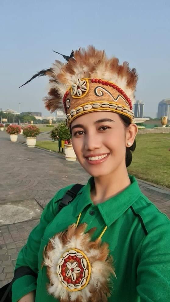 Cantiknya Sertu Estarina Istri Prajurit Kopassus Pose Bareng Kasad Dudung, Penampilannya Curi Perhatian