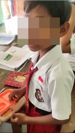 Viral Anak SD Bawa Bekal Nasi Lauknya Ulat, Komentar Guru dan Teman-Temannya Nyelekit Banget Sampai jadi Omongan