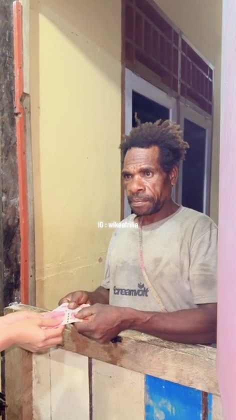 Pria Papua Baik Hati Beri Ikan Gratis ke Suster, Besoknya Langsung Dapat Uang Ratusan Ribu dari Netizen