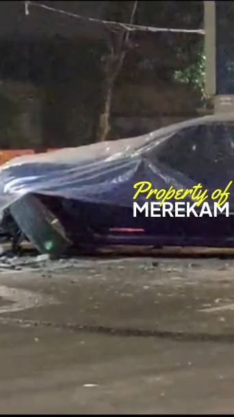 Sopir Tak Dapat Kendalikan Kecepatan, Mercedes Maserati Ringsek Tabrak Pembatas Jalan