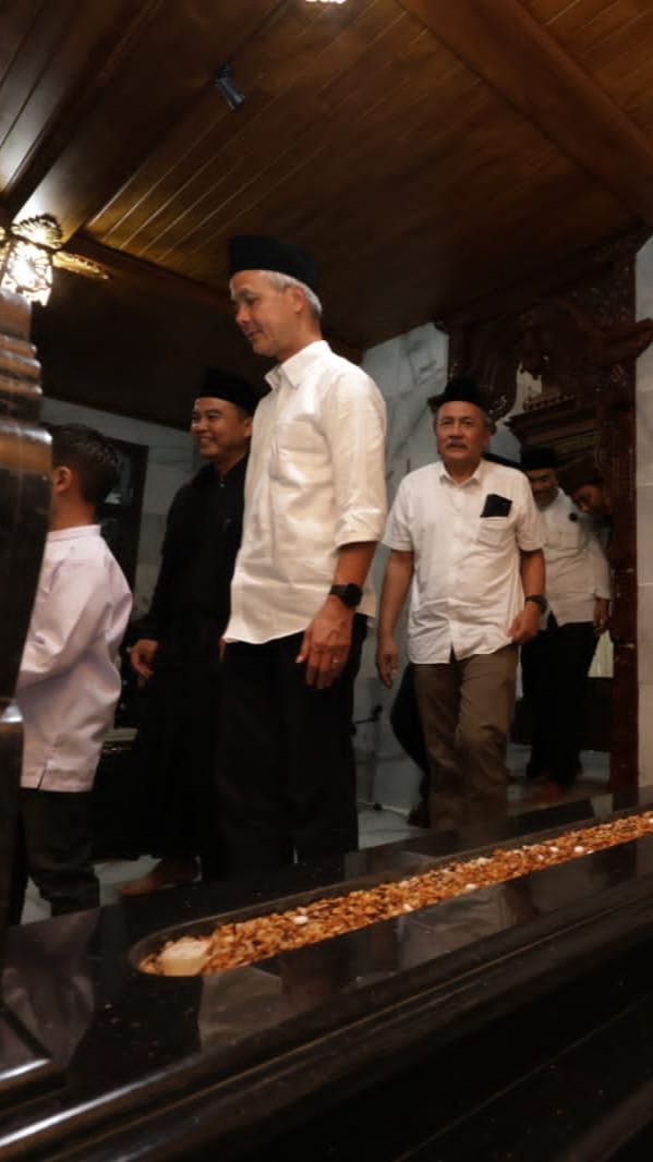 Potret Ganjar Pranowo Ziarah ke Makam Abah Anom di Suryalaya & Terima Buku Amalan