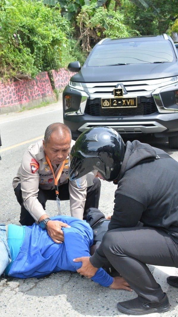 Aksi Heroik Jenderal Polisi di Papua, Tanpa Ragu Turun Mobil Tolong Korban Kecelakaan