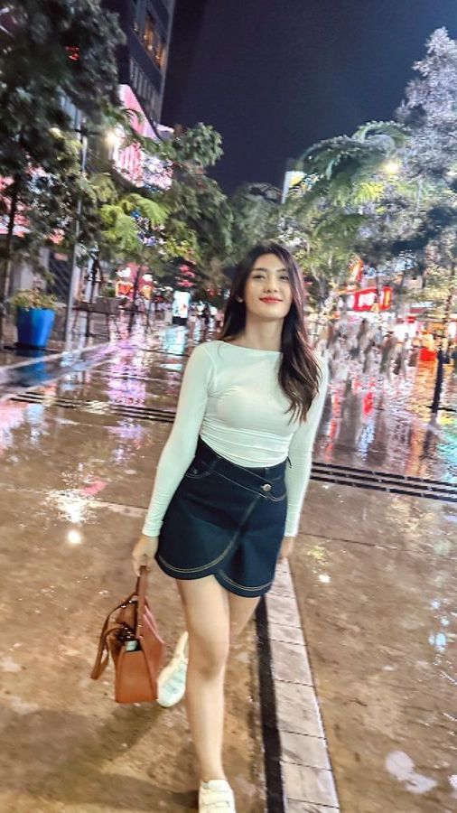 Cantik! 10 Potret Anissa Aziza Istri Raditya Dika Jalan-jalan di Bangkok Penampilannya Disebut Seperti Gadis, Netizen 'Ibu-ibu ini Anak Dua'