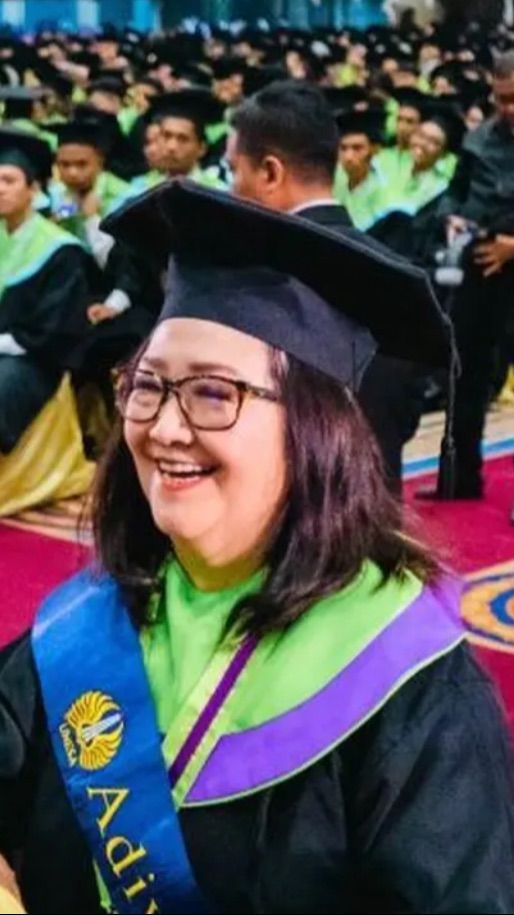 Wanita Ini Jadi Lulusan Terbaik Unesa di Usia 77 Tahun, Raih Gelar Doktor dengan IPK 3,98