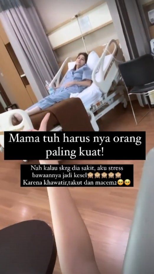 Merasa Khawatir Lihat Kondisi Sang Ibu, 8 Foto Nia Ramadhani Jaga Ibunda di Rumah Sakit