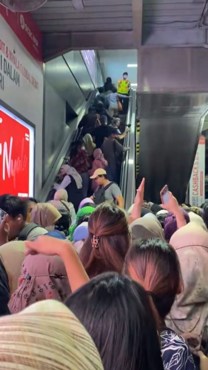 Viral Video Antrean Penuh Sesak Penumpang KRL di Stasiun Sudirman, Ini Penjelasan KCI