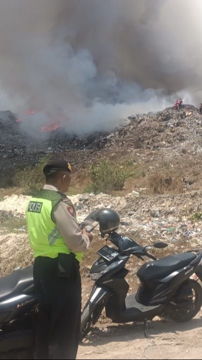 Detik-Detik Kebakaran di Tempat Pembuangan Akhir Sampah Terbesar Bali