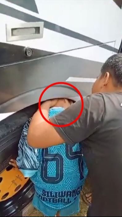 Heboh Kepala Bocah Tersangkut di Kolong Roda Bus, Begini Nasibnya Kini