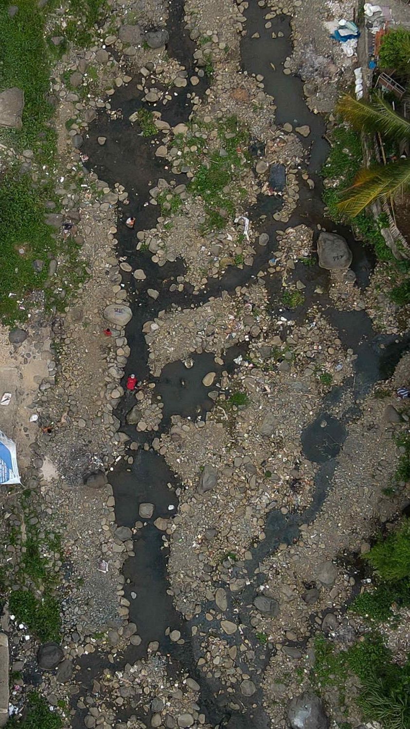 FOTO: Penampakan Wajah Sungai Ciliwung Nyaris Kerontang, Batuan Cadas Bermunculan