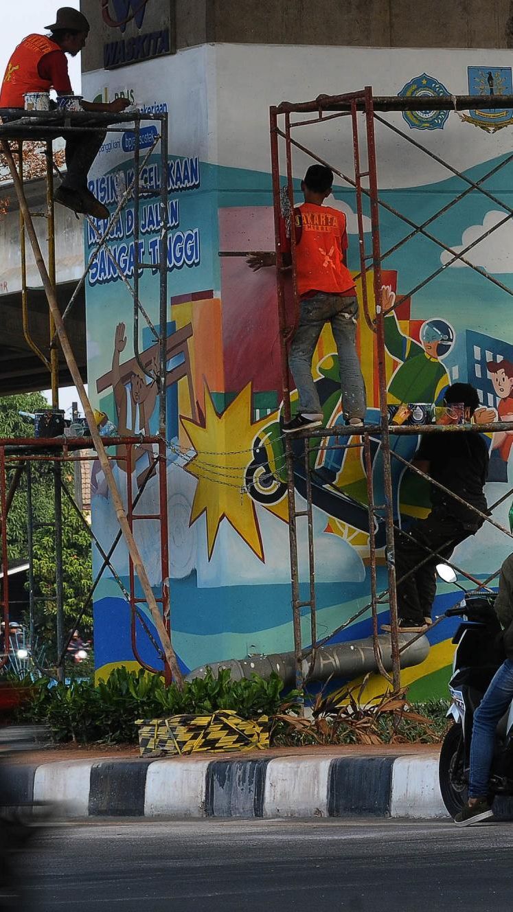 FOTO: Mural BPJS Jakarta Bebas Polusi Percantik Tiang Pancang Kolong Tol Becakayu