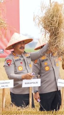 Berseragam Polri Pakai Topi Caping Petani, Intip Momen Komjen Agus Andrianto Turun ke Sawah Menanam Padi