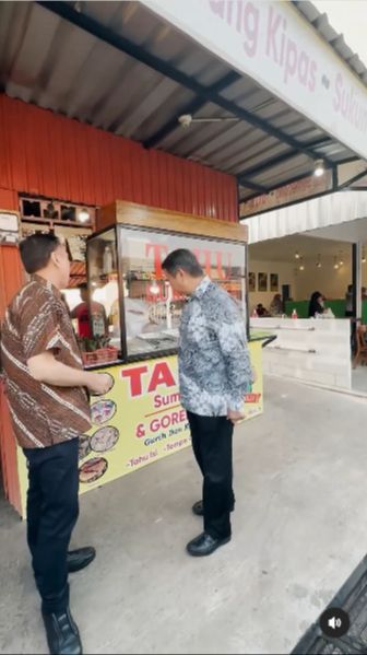 Momen Pensiunan Komjen Polri Diajak Jajan Tahu Sumedang sama Adik Jenderal Kopassus 'Si Paling Tukang Jajan'