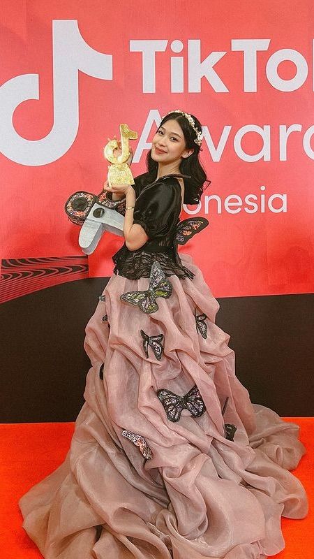 Unik dan Eksentrik, Simak Penampilan Sederet Artis Tanah Air di Tik Tok Awards