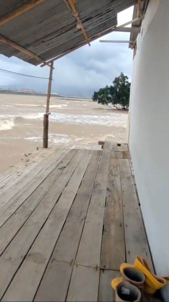 Viral Rumah di Tengah Laut Berombak Besar dan Tak Ada Jembatan, Netizen 'Namanya Hidup Uji Nyali'