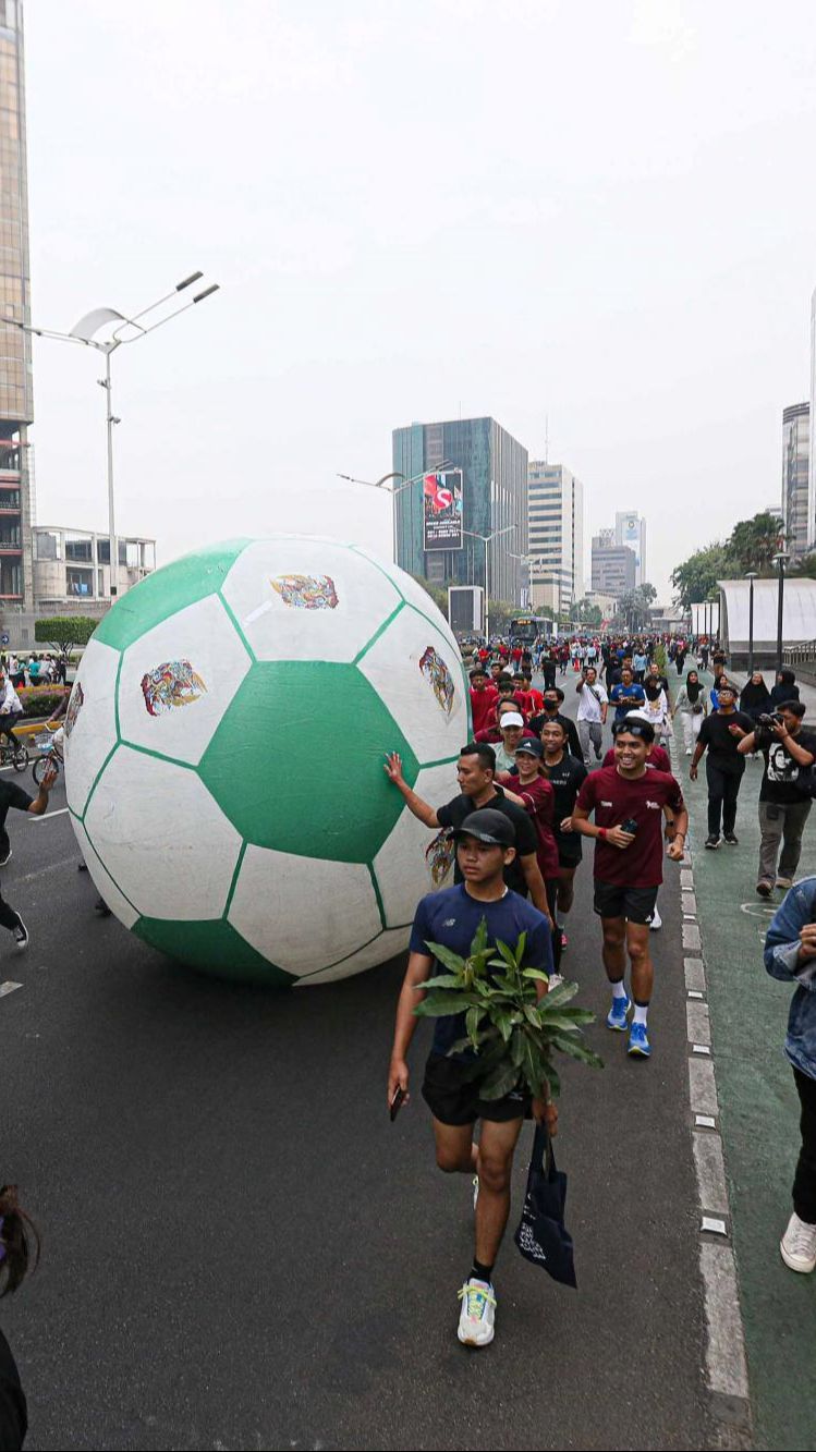 FOTO: Penampakan Bola Raksasa Ramaikan Tur Trophy Experience Piala Dunia U-17 2023 di Jalan Thamrin