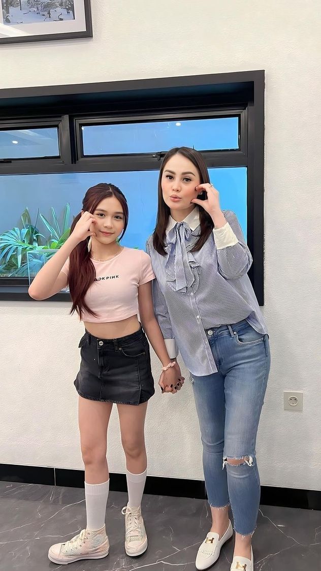 Jarang Tersorot, 7 Foto Cantik Chantal Dunn Yang Sudah Remaja dan Cerdas