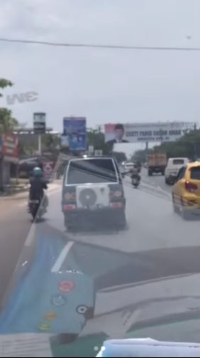 Bikin Salah Fokus, Mobil ini Dinginkan Kabin Pakai AC Ruangan Kipasnya sampai Dipasang pakai Keranjang