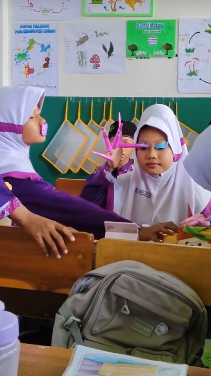 Totalitas, Aksi Siswa SD Cosplay jadi Ibu Pejabat Ini Viral Curi Perhatian