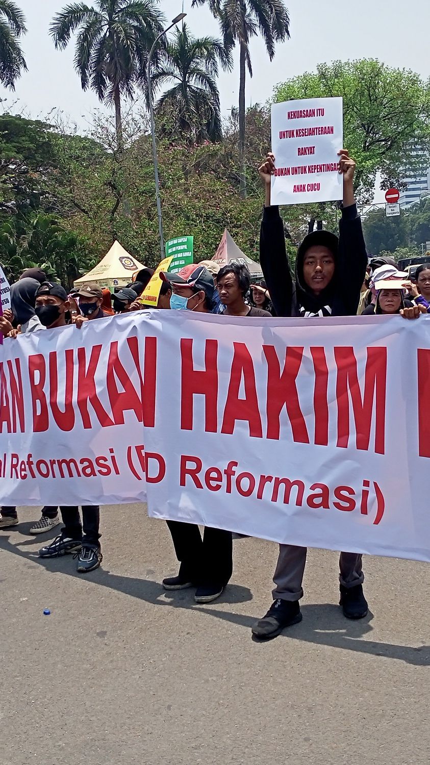 VIDEO: Sorak Gembira Pendemo Tahu MK Tolak Gugatan Batas Usia Capres-Cawapres