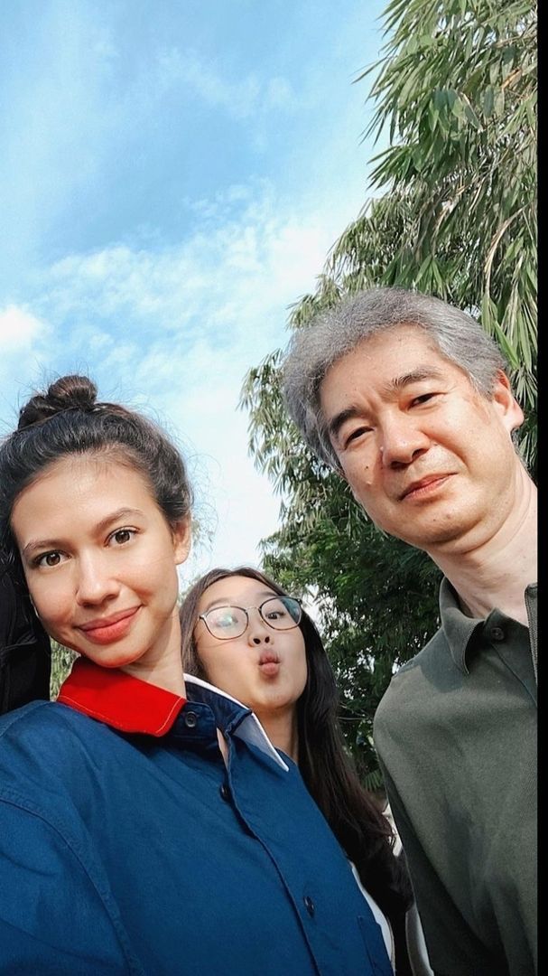 LDR Beda Negara, 8 Foto Kedekatan Yuki Kato dengan Bapaknya yang Asli Orang Jepang