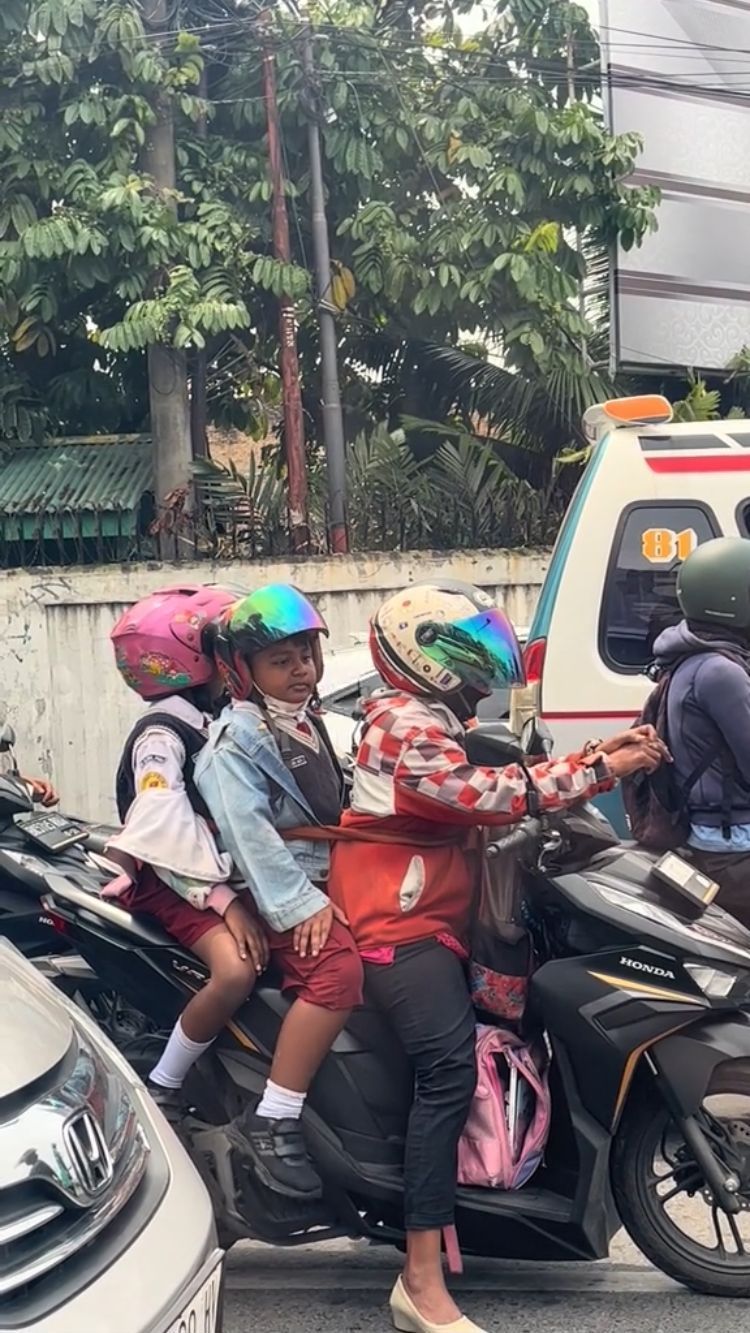 Viral Aksi Ibu Bonceng dan Ikat Dua Anaknya agar Tidak Jatuh dari Motor, Curi Perhatian Warganet