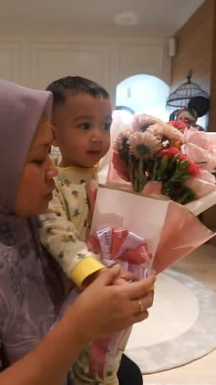 Potret Sus Rini Buat Buket Bunga nan Cantik & Tumpeng Lucu Untuk Wedding Anniversary Raffi dan Nagita