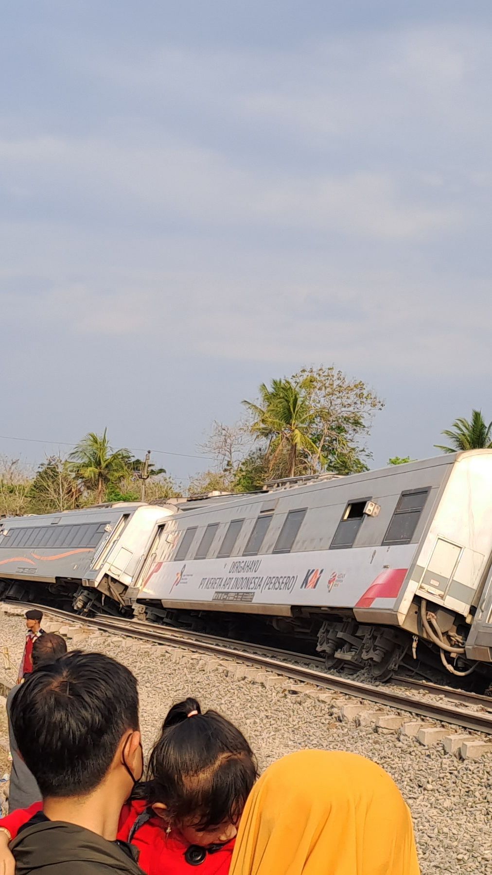 Detik-Detik KA Argo Semeru Anjlok lalu Bertubrukan dengan KA Argo Wilis, Penumpang: Benturannya Kencang