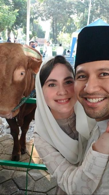 Tak Malu Pamer Kemesraan, Intip Potret Romantis Emil Dardak dan Arumi Bachsin