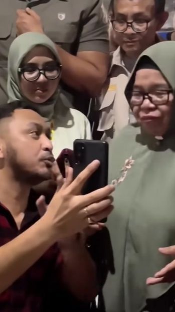 VIDEO: Kaesang & Giring Kena 'Skakmat' Emak-Emak Pendukung Capres Anies