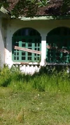 Rumah Tua Peninggalan Belanda Ini Kini Terbengkalai, Ternyata Makam Keluarga Pemiliknya Ada di Halaman Belakang