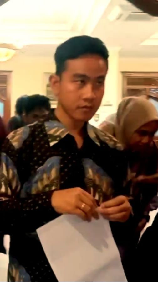 Tak Diundang, Gibran Nonton Pengumuman Mahfud MD Jadi Bacawapres Ganjar Lewat YouTube