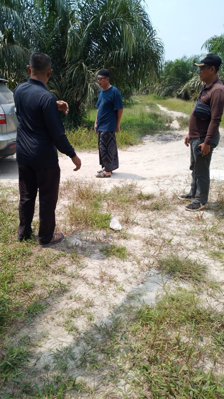 Geramnya Kajari Siak, Kapolsek Diduga Bawa Tahanan Titipan Kasus Korupsi Keluar Sel lalu ke Kebun Sawit