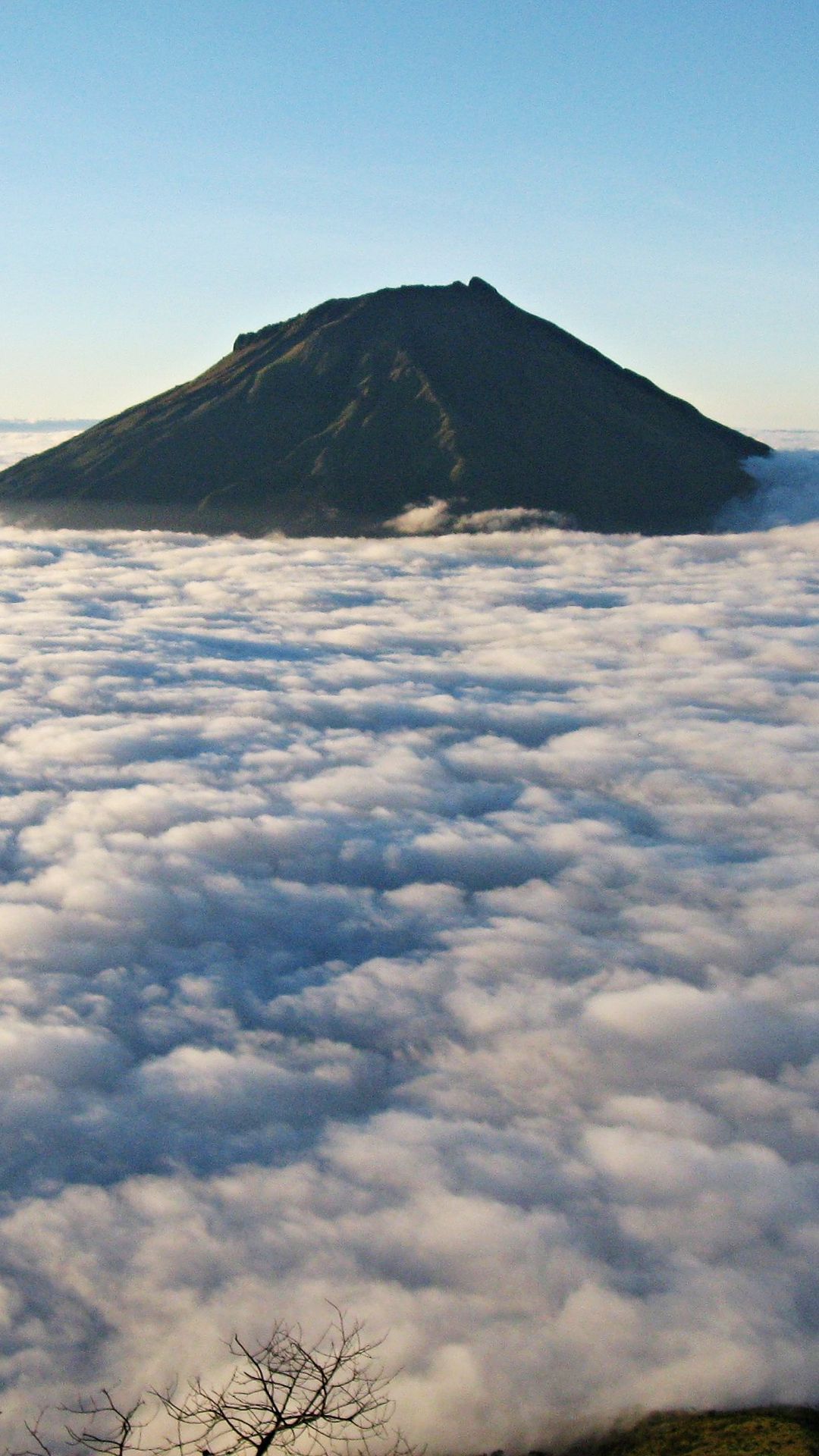 12 Gunung di Indonesia yang Kerap Dipakai Bertapa