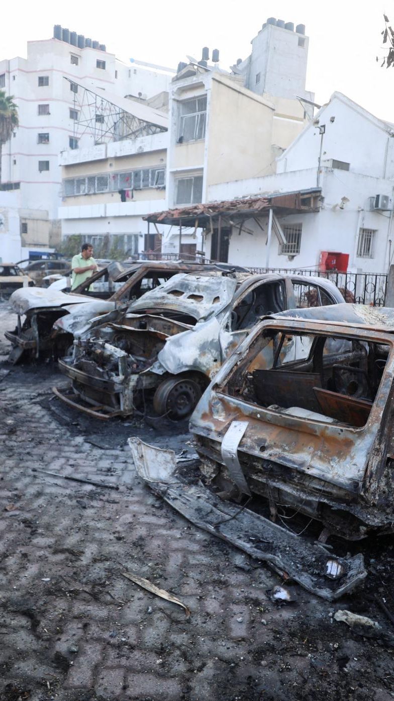 FOTO: Kondisi Rumah Sakit Al-Ahli di Gaza yang Dibom Israel Porak-Poranda hingga Banyak Mobil Hangus Terbakar