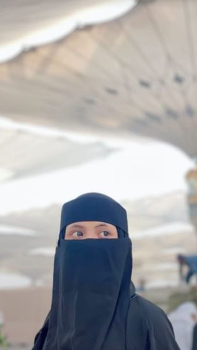 Potret Putri Isnari saat Umrah di Tanah Suci Bikin Pangling, Tampil Bercadar