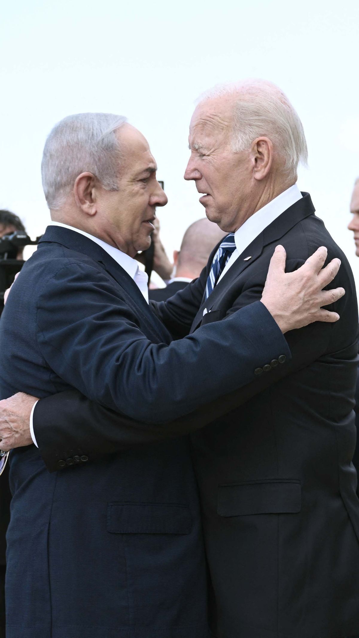 FOTO: Presiden Amerika Serikat Joe Biden Tiba di Israel, Langsung Peluk Erat PM Netanyahu