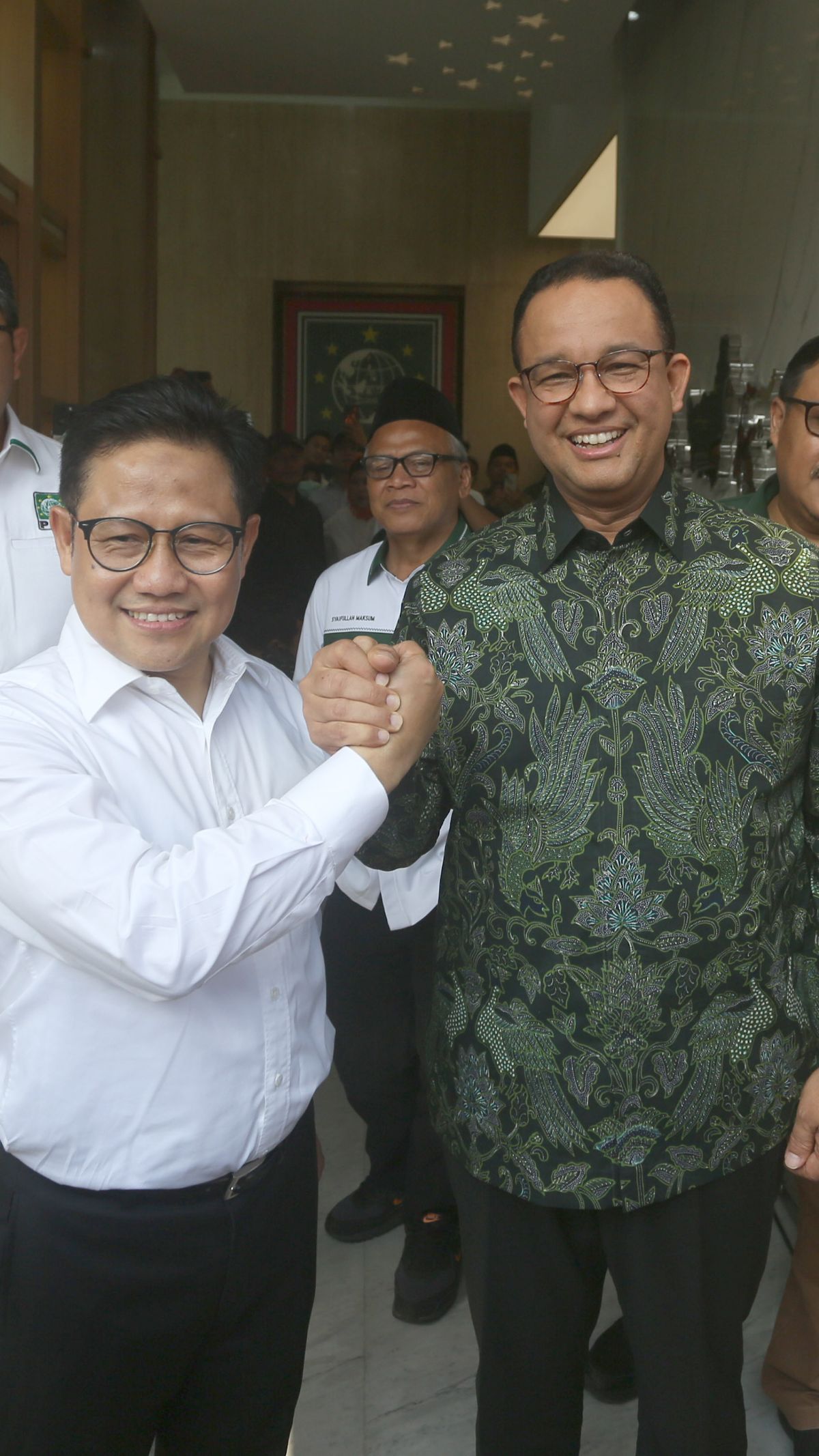 Anies-Cak Imin Sungkeman dan Minta Doa Restu Ibunda Sebelum Daftar ke KPU