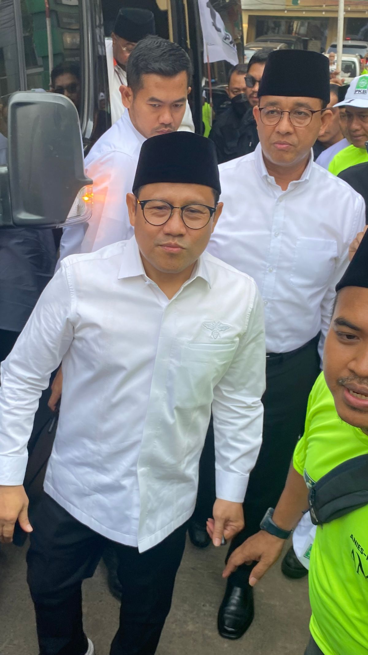 Pendukung AMIN Padati Ruas Jalan Depan KPU: Tak Sabar Antar Anies-Cak Imin Daftar Capres Cawapres