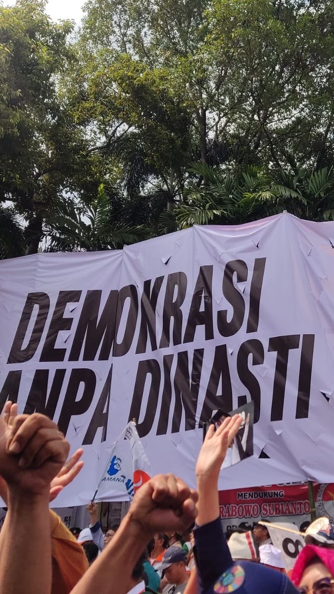 Anies-Cak Imin Lewat Depan Rumah Pemenangan Prabowo, Terbentang Spanduk 'Demokrasi Tanpa Dinasti'