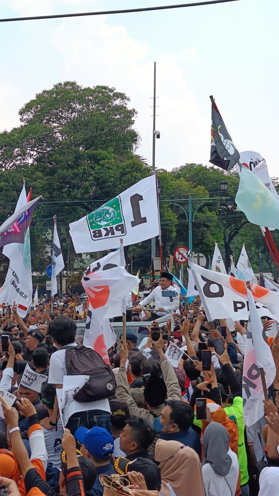 Selawat Bergema Sambut Anies-Cak Imin Tiba di KPU