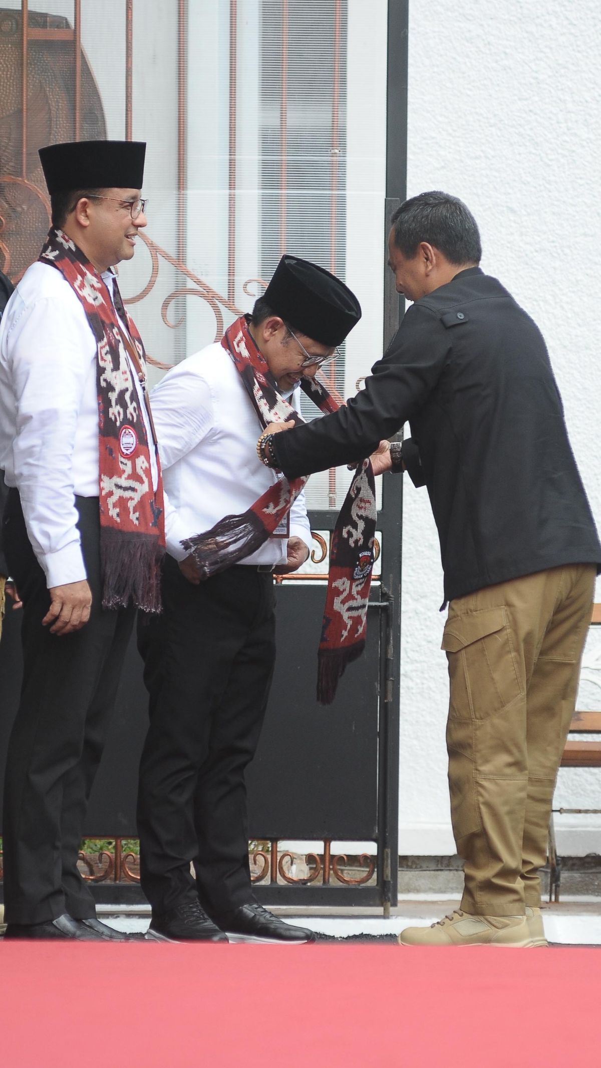 FOTO: Wajah Gembira Pasangan Anies Baswedan dan Muhaimin Iskandar Dikalungi Syal Setiba di Kantor KPU