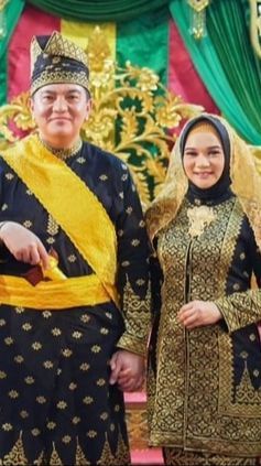 Istri Kapolda Riau Tampil Elegan saat Hadiri Acara Penyematan Gelar di Balai Adat Melayu Riau